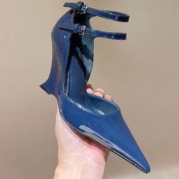 2024 été nouvelle mode nouveau bout pointu double boucle de ceinture en cuir verni talon incliné creux chaussures pour femmes de piste sexy dans de grandes chaussures pour femmes de mode transfrontalière