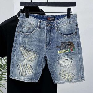 2024 Nouvelle marque à la mode fine et perforée short en jean, ajustement slim brodé pour hommes, beaux shorts de capris décontractés pour hommes