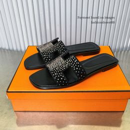 2024 Été Nouveau pantoufles plates plates chaussures pour femmes Nouvelles chaussures de plage de luxe en cuir authentique polyvalent