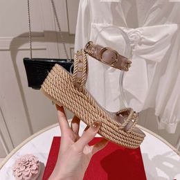 2024 Été Nouvelle semelle épaisse en cuir authentique avec des talons de coin rivetés et un mot sandales édition coréenne British Guangzhou High End Women's Shoes