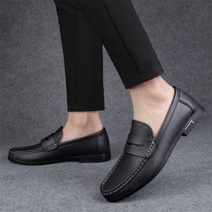 2024 été nouveaux hommes Super Fiber décontracté petites chaussures en cuir à la mode conduite Lefu chaussures grande taille en gros chaussures pour hommes T10