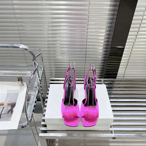 2024 NOUVEAU Été Rouled Flower Square Head Slim Fashion Single Chaussures Sandales à talons hauts pour femmes