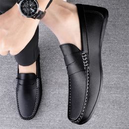 2024 été nouvelle couleur unie bas haut plat haricot chaussures hommes à la mode mode chaussures en cuir décontractées en Stock grandes chaussures pour hommes t6