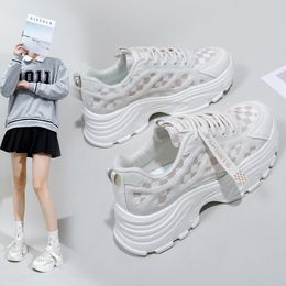 2024 Zomer Nieuwe Dikke Zool Kleine Witte Schoenen Ademend Mesh Casual Sneakers Vrouwelijke Ontwerper Outdoor Vrije tijd Wandel- en Loopschoenen Maat 35-40