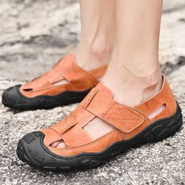 2024 Été Nouvelles sandales creuses pour hommes à la mode et à la mode Chaussures de plage légères et respirantes pour hommes Baotou Chaussures pour hommes T9