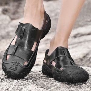 2024 Été Nouvelles sandales creuses pour hommes à la mode et à la mode Chaussures de plage légères et respirantes pour hommes Baotou Chaussures pour hommes T8