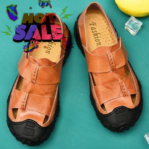2024 Été Nouvelles sandales creuses pour hommes à la mode et à la mode Chaussures de plage légères et respirantes pour hommes Baotou Chaussures pour hommes S3