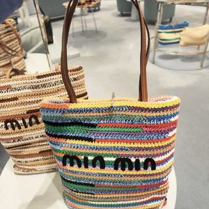 2024 Été Nouveau sac tissé paille à bande polyvalente un sac à main à la main