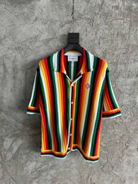 2024 Été Nouveau merveilleux concepteur pour hommes Luxury Belle Couleur Couleur Shirts en tricot - Chemises de taille américaine - Bouton pour hommes de haute qualité Shirts à manches courtes