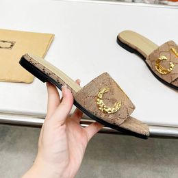 2024 Zomer vrijgave merkontwerper Dames Slippers Zomer platte mode veelzijdige lederen casual comfort sandalen flip-flops maat 35-43