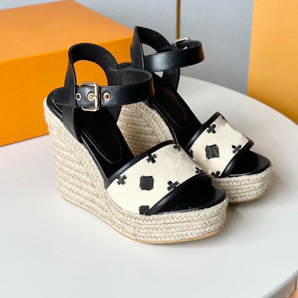 2024 Sortie d'été Nouveau lin brodé Espadrilles Sandales de coin Talales Summer Women's’s Not Slip Rubber Sole Sole Sand Sand Casual Shoes Factory