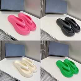 2024 Zomer Sandalen Schuimrubber Zacht Strand Badschoenen Huis Outdoor Mode Luxe Casual Flats Slippers Slippers Slippers Slippers Merken Luxe Slippers