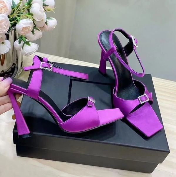 2024 Été Slim Talons hauts Gippy Strappy Sandales Satin Cheville Bande Violet Robe Chaussures Mot étroit Bande Femmes Chaussures À Talons Hauts Boîte D'origine Transport