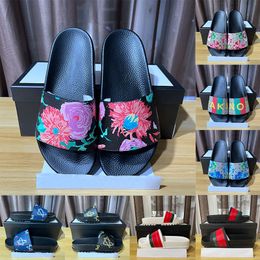 Pantoufles d'été de styliste pour hommes et femmes, chaussures à fleurs, imprimé serpent, sandales plates larges, pantoufles d'été, 2024