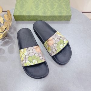 2024 Pantoufles d'été Designer de luxe Sunny Beach Sandal Pool Pish Piscine de chaussures vintage pour femmes