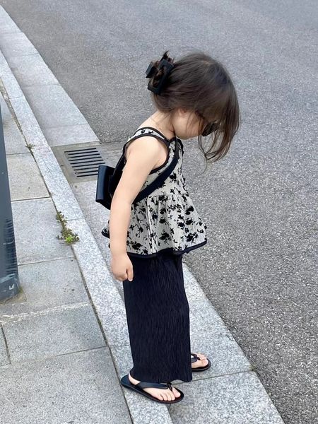 2024 Verano Corea del Sur Niños Bebés Niñas 2PCS Conjunto de ropa Algodón Sling Top Pantalones a prueba de mosquitos Conjunto de niñas preescolares 240225