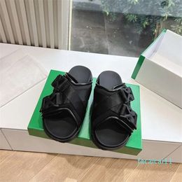 2024 Été Tissu polyvalent Crossed Buckle Pine Cake Bottom Sandales Anti Slip and Shit Selping Feels One Word Women's Slippers pour femmes