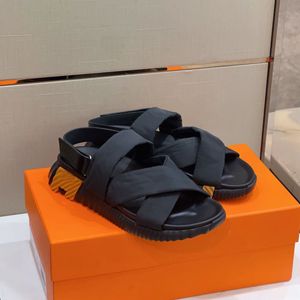2024 Summer Walk Luxury Men Sandales électriques Chaussures Light Sole Valfskin Blanc Black Black Walking Footwear Footwear Comfort Beach Flats Designer Mens Sandal Shoe Box