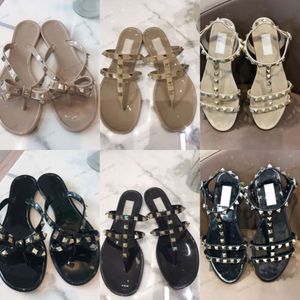 2024 Summer Femmes Designer Rivet Slipper V Lettre Marque String Sandales Femmes Filles Rivets Summer Fashion Beach Chaussures cloutées Flip-flops Jelly Bowl Sandal Slipper