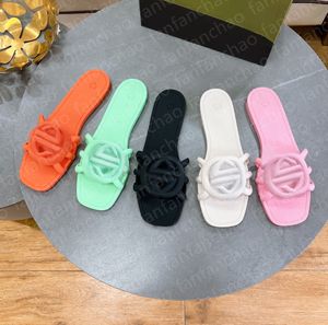 2024 Zomer dames slippers sandalen ontwerper slippers luxe platte hakken mode casual comfort platte slippers strand slippers 35-42