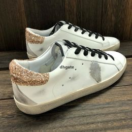 2024 Super Star Sneakers Femmes Fashion Chaussures Sequin Italie Classic White Do Old Dirty Designer Man Casual Casual Shoe Sneaker Goldens