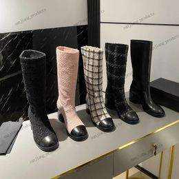 2024 botte haute broderie en cuir de veau lisse lettres C bottes de chevalier à enfiler talon épais tweed à carreaux bout rond bottes d'équitation à hauteur du genou chaussures de créateur de luxe talon femme botte