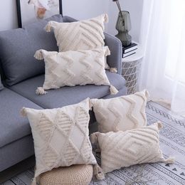 2024 Couvre-coussin de glands beige taient boho beige avec des glands décortiqué à la maison.