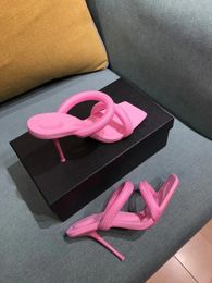 2024 Les dernières pantoufles de haute qualité de haute qualité chaussures de créateurs pour femmes coussinets de pied confortables chaussures à talons hauts lointains