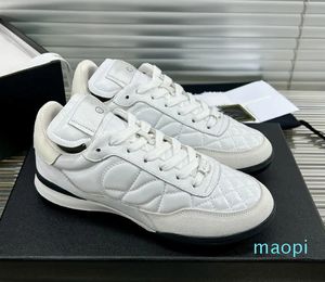 Chaussures de sport à carreaux en peau de mouton et diamants pour femmes, petites chaussures de Tennis à pointes à ongles, blanches, décontractées, dernière collection 2024