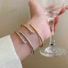 2024 Bracelet élastique à ongles fins pour hommes et femmes, bracelet à anneaux unis haut de gamme, niche de luxe légère, nouvel accessoire de poignet exquis pour femmes