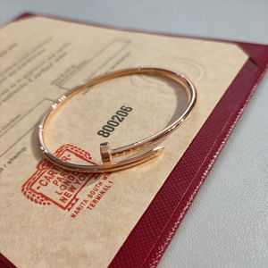 2024 Bracelet élastique à ongles minces pour hommes et femmes Designers Pure Silver Top en forme de V Or léger haut de gamme Diamant 18k Box BraceletQ7