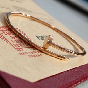 2024 Bracelet élastique à ongles minces pour hommes et femmes Designers Pure Silver Top en forme de V Or léger haut de gamme Diamant 18k Box BraceletQ2
