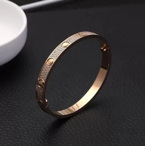 2024 Titanium Bangle Steel 3 Row Bracelet en diamant complet Fashion Femmes Men Chirstmas Bracelets Bracelets Distance bijoux Cadeau avec sac de velours 20 Couleur Q8