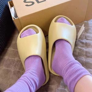 2024 Toddlers Runner Kids Foam Slippers Baby Eva Shoe Boys Girls Designer Antiskid Sneakers Kid Tainers Slides Infants Childrens Desert Shoes Bon S