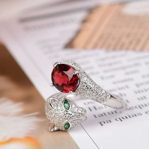 2024 La nouvelle bague ouverte en argent rubis avec tête de tigre incrustée de diamants de la marque Top Brand est élégante et élégante Bijoux de mariage Engagement hommes femmes sans boîte