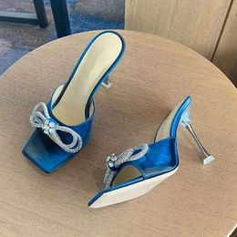 2024 Sandales de qualité supérieure Femmes Stémorceuses Été Slippers Diamond Bow Sweet High Heels Open Toe Wedding Party Shoe B2C