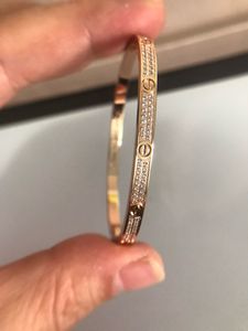 2024 Top qualité mince édition étroite bracelet en or rose designer bracelet en diamant pour femmes en forme de V en or 18 carats bracelet en argent ouvert boîte à bijoux de mariage Q10