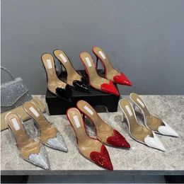 2024 Mujeres de calidad superior Zapatos de vestir de tacón alto Zapatos de diseñador de diamantes de imitación Zapatillas de moda PVC transparente Casual Cuero en forma de corazón Sandalias de fiesta puntiagudas