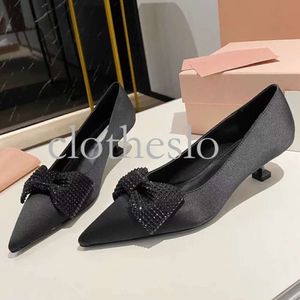 2024 TOP SUMBRE NOUVEAU ARRIENT FEMMES HIGH HAELS RALAYE DÉCHERNEUR SEXY MODELLE DÉCRONNER LURXE DÉCORD RHINETONE SLIP sur robe de fête Chaussures de mariage pour femmes pompes 563