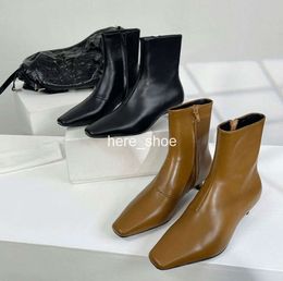 2024 Toteme Shoes Top de cuero Botas de tobillo de tacón bajo Moda de mujer Barbecho Trabajo Caballero Botines de diseñador