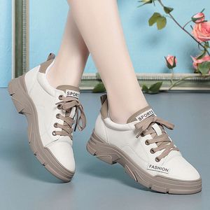 2024 Up Sole Nouvelle Femme Soft Spring Lace Petit White Summer Soufflent Souffle Casual Board Casual Talon Chaussures 918