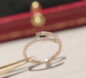 2024 V Gold Luxury Quality Charm Punk Punk Band Mink Nail Ring avec diamant en deux couleurs plaqué pour les femmes Bijoux de fiançailles Cadeau avec du tampon PS4951