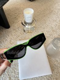 2024 Vintage Cat Eye Sunglasses Femme Luxury Small Triangle Frame Messeaux Sun Glasse Femme Nombres UV400 Eyewear tendance OCULOS ANTI-UV400 avec canal