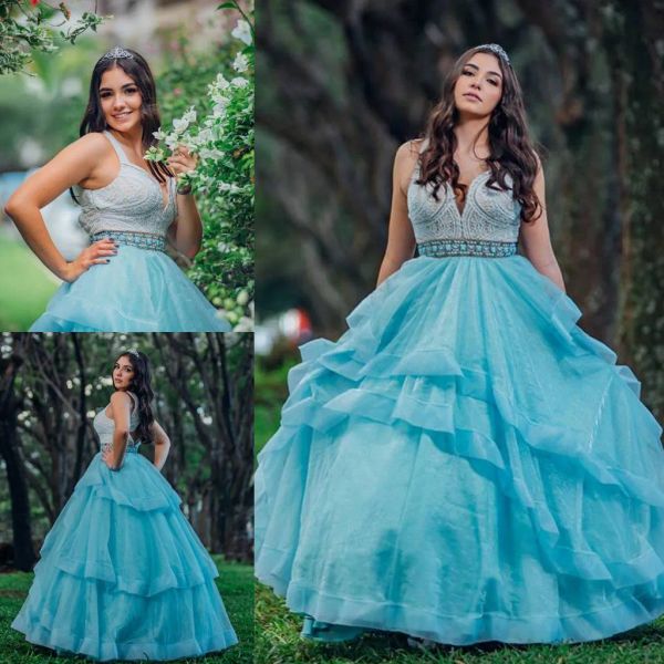 2024 Vintage Quinceanera Robes sans manches Deep V couded de cou sucré 16 Vestidos robes 15 Anos Prom Portez des robes de fête à dos creux sexy