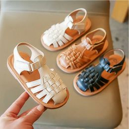 2024 Vintange Weave Solid Girls Sandalen gesloten teen sandalen voor meisjeskinderen baby platte meiden Sandalen Sandalen Zomer kinderen schoenen F02234 240516