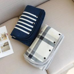 2024 Wearable plaid fleece deken polyester deken met knop winte warme worpen op bank bedreizen dikker slaapkamer plaids deken voor