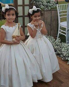 2024 Robes de filles de fleurs blanches pour le mariage bijou cou belle dentelle appliques gonflées satin enfants enfants fête robes de communion robe de bal longueur de plancher arc