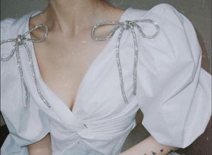 Miu-m – robe blanche Sexy avec nœud en diamant d'eau, col en v, avec manches à bulles, jupe en forme de bourgeon de fleur, 2024