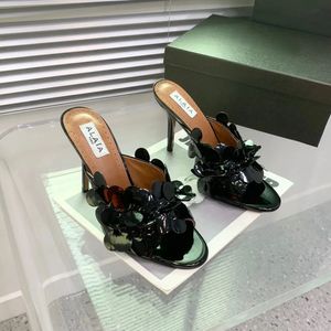 2024 Mules de décoration de pétales blancs Pantoufles Chaussures de mariée Sandales Stiletto Diapositives Chaussures à bout ouvert Chaussures de luxe en cuir de luxe pour femmes Chaussures de soirée à semelle extérieure