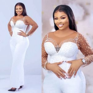 2024 Witte plus size jumpsuits prom -jurken voor zwarte vrouwen illusie Lange mouwen Parels Parels Garnes Romdress Avondjurken Elegante tweede receptie Tjurken AM734